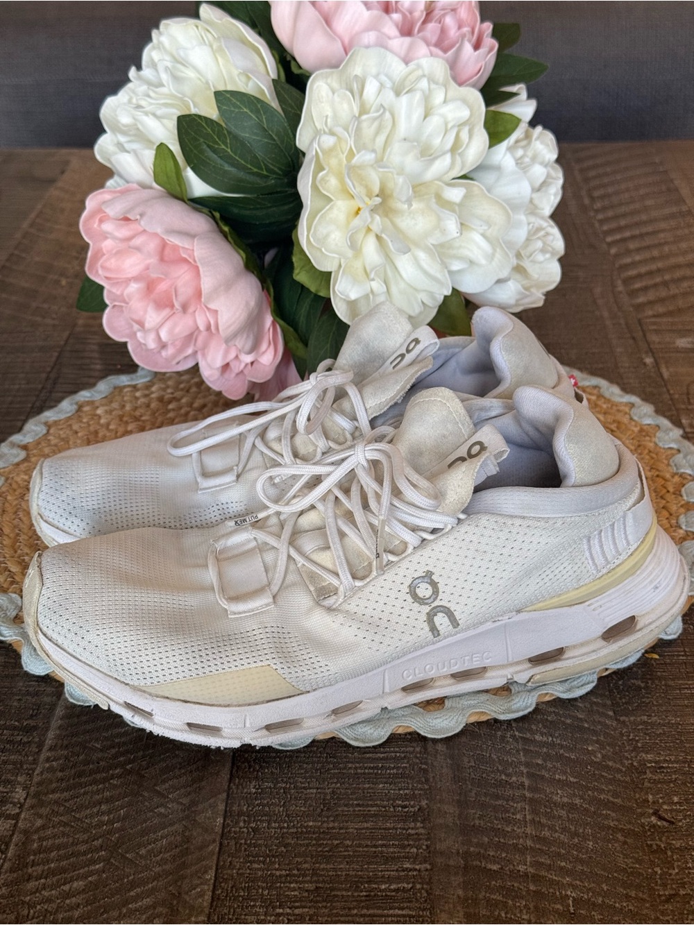 On Running Women's Cloudtech White Lightweight Running Shoes Size 9.5